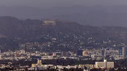 Kabut asap berasal dari sejumlah kebakaran hutan di sekitar kota Los Angeles yang terjadi dalam beberapa waktu terakhir. (AP Photo/Etienne Laurent)