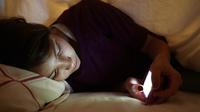 Anak-anak memiliki risiko lebih tinggi menggunakan gadget sebelum tidur ketimbang orang dewasa. (Sumber: Mirror)