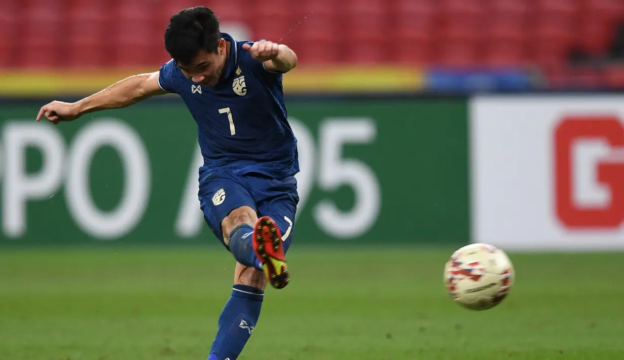 Timnas Indonesia justru kebobolan gol kembali empat menit berselang sehingga tertinggal 0-3. Supachok Sarachart mencatatkan namanya di papan skor lewat sepakan indah dari luar kotak penalti. (AFP/Roslan Rahman)