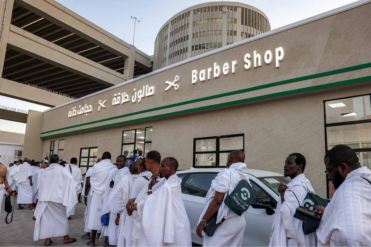 FOTO: Jemaah Haji Antri Potong Rambut di Barber Shop