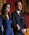 Pangeran William dan Kate Middleton berpose selama sesi pemotretan untuk menandai pertunangan mereka di State Rooms of St James's Palace, London, Inggris, 16 November 2010. (BEN STANSALL/AFP)