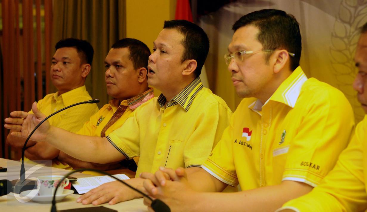 Fungsionaris GMPG, Andi Sinulingga (tengah) memberi keterangan di Jakarta, Jumat (29/1/2016). GMPG berpendapat keputusan Menkumham adalah solusi terbaik untuk mempercepat dan mengakhiri konflik internal Partai Golkar. (Liputan6.com/Helmi Fithriansyah)
