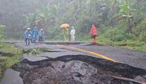 Akses jalan nasional yang menghubungkan Kiara Dua dan Bagbagan, tepatnya di Kampung Cimapag, Desa Loji, Kecamatan Simpenan, Kabupaten Sukabumi, terputus akibat pergerakan tanah sedalam kurang lebih 2 meter, pada Kamis (18/12/2025). (Liputan6.com/Fira Syahrin)