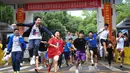 Para peserta meninggalkan lokasi ujian masuk perguruan tinggi di Changsha, Provinsi Hunan, China tengah, pada 8 Juli 2020. Ujian masuk perguruan tinggi nasional telah selesai digelar di beberapa bagian wilayah China pada Rabu (8/7). (Xinhua/Xue Yuge)