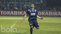 Striker Arema FC, Cristian Gonzales, merayakan gol yang dicetaknya ke gawang Semen Padang pada laga Piala Presiden 2017 di Stadion Kanjuruhan, Malang, Jawa Timur, Minggu (5/3/2017). (Bola.com/Vitalis Yogi Trisna)