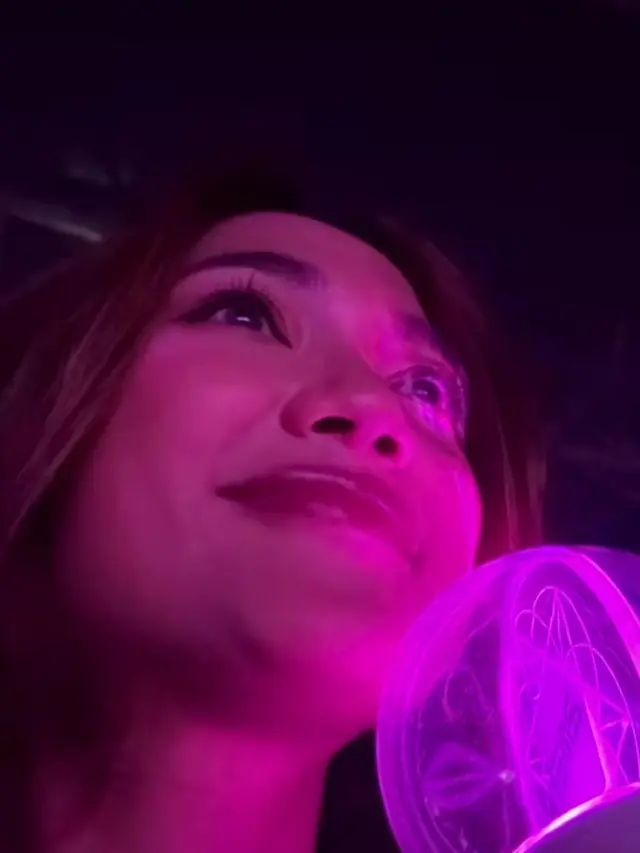 Momen Seru Marion Jola Nonton konser 2NE1 \'Welcome Back\' di Jakarta. (instagram/lalamarionmj)