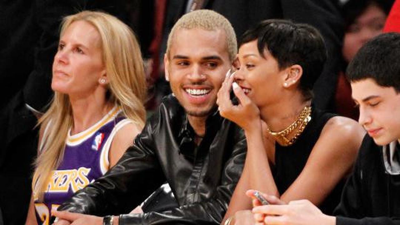 Nonton basket, Rihanna mesra dengan Chris Brown