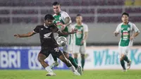 Pemain PSM Makassar, Ilham Udin Armaiyn (kiri) berebut bola dengan pemain PSS Sleman, Aaron Michael Evans dalam laga pekan ke-12 BRI Liga 1 2021/2022 di Stadion Manahan, Solo, Kamis (18/11/2021). (Bola.com/Bagaskara Lazuardi)