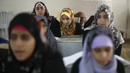 Sejumlah penyandang tunanetra ketika belajar membaca Alquran versi braille di Gaza, Palestina, Kamis (18/6). Bulan Ramadan, warga Palestina, termasuk penyandang tunanetra mendapat pelajaran membaca dan menghafal Alquran gratis. (REUTERS/Suhaib Salem)