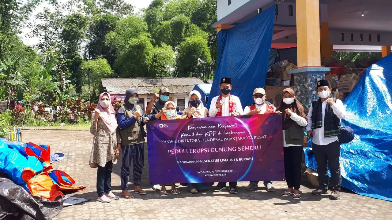 Kanwil DJP Jakarta Pusat Salurkan Bantuan Rp 105 juta ke Korban Erupsi Gunung Semeru   Perwakilan Kanwil DJP Jakarta Pusat, memberikan bantuan kepada warga terdampak bencana erupsi Gunung Semeru melalui rekening Baznas Lumajang. (Dok DJP Jakarta Pusat)
