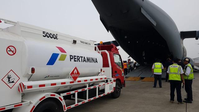 Pertamina menerbangkan 2 mobil tangki untuk membantu operasional distribusi BBM di Palu, Sulawesi Tengah. (Foto: Humas Pertamina)