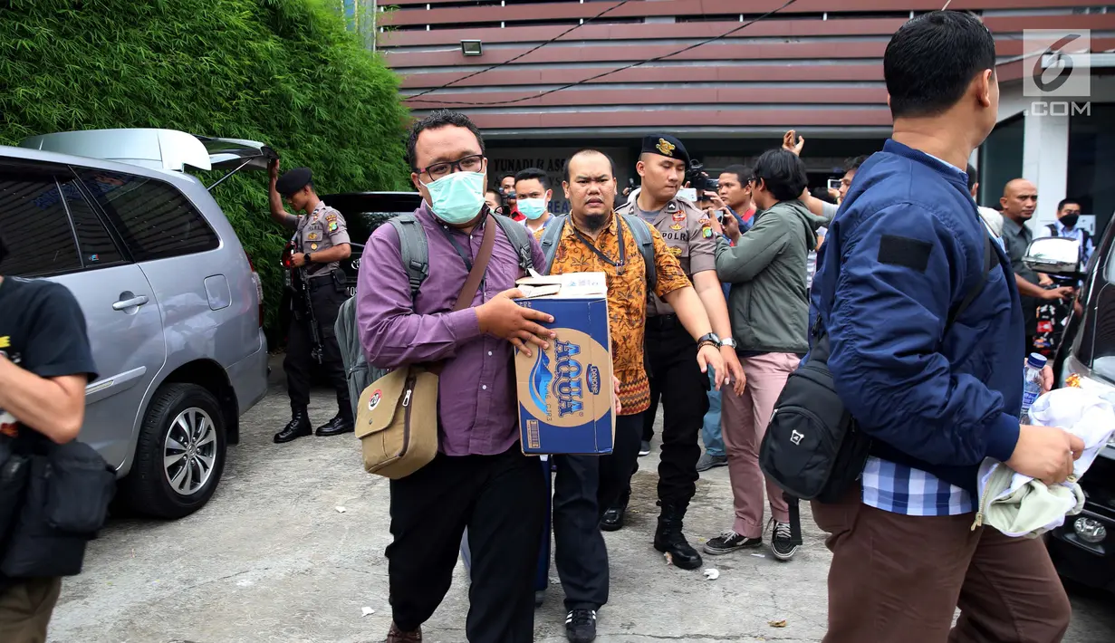 Penyidik KPK membawa kardus berisi dokumen usai melakukan penggeledahan kantor advokat Fredrich Yunadi, di Jakarta, Kamis (11/1). Penggeledahan terkait kasus menghalangi penyidikan Setya Novanto yang diduga dilakukan Fredrich. (Liputan6.com/Johan Tallo)