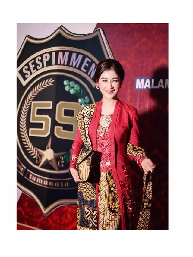 Jadi Ibu Bhayangkari, Ini 6 Pesona Uut Permatasari Kenakan Seragam
