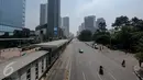 Ruas jalan protokol terlihat lengang di kawasan Jalan Thamrin mengarah ke Sudirman, Jakarta, Kamis (18/6/2015). Pada hari pertama puasa Ramadan 1436 H, beberapa titik jalan terlihat lengang dan sepi dari aktivitas warga. (Liputan6.com/Faizal Fanani)