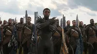Aktor Chadwick Boseman (tengah) saat beradegan dalam film Avengers Infinity War. Film ini disutradarai oleh Anthony dan Joe Russo, dengan naskah ditulis oleh Christopher Markus & Stephen McFeely. (Marvel Studios via AP)