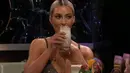 Sebelumnya Kim Kardashian pun memilih meminum sardine smoothie demi tak menjawab mengenai kehamilan Kylie Jenner dan Khloe Kardashian. (YouTube)