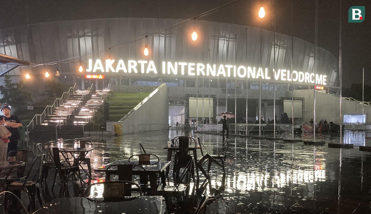 Suasana di area Jakarta International Velodrome yang diguyur hujan jelang acara nonton bersama Timnas Indonesia menghadapi Filipina dalam rangkaian acara MALAMNYA BOLA di Jakarta International Velodrome, Rawamangun, Jakarta Timur, Selasa (11/6/2024). (Bola.com/Arief Bagus)