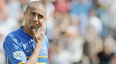 Juventus&#039; French forward David Trezeguet reacts after a missed goal during Siena vs Juventus italian Serie A football match at Artemio Franchi stadium in Siena on May 4, 2008.  AFP PHOTO / Alberto Pizzoli