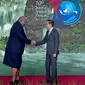 Gaya Unik Presiden Fiji Bertemu Jokowi di Worlds Water Forum 2024, Pakai Jas dan Rok.&nbsp; foto: Youtube&nbsp;MerdekaDotCom