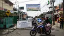 Petugas menjaga jalan yang terkena pengalihan arus di kawasan Otista, Jakarta, Kamis (23/4/2015). Jalan Otto Iskandardinata 3 akan ditutup selama 70 hari karena proyek pembangunan sodetan Kali Ciliwung kembali dilanjutkan. (Liputan6.com/Faizal Fanani)