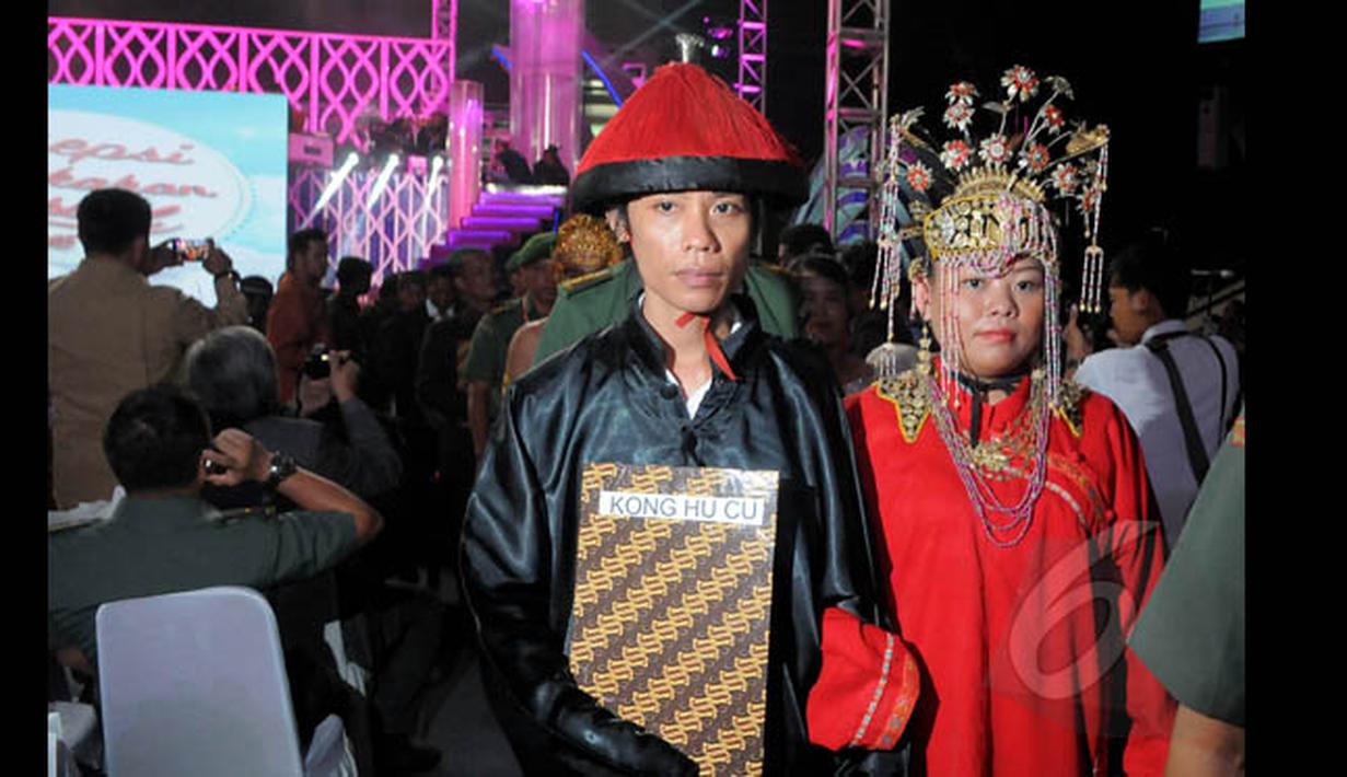 Sepasang Pengantin Tionghoa asal Tangerang saat mengikuti Resepsi Penikahan Massal Pengantin se-Jabodetabek di Istora Senayan, Jakarta, Rabu (28/1/2015). (Liputan6.com/Herman Zakharia)