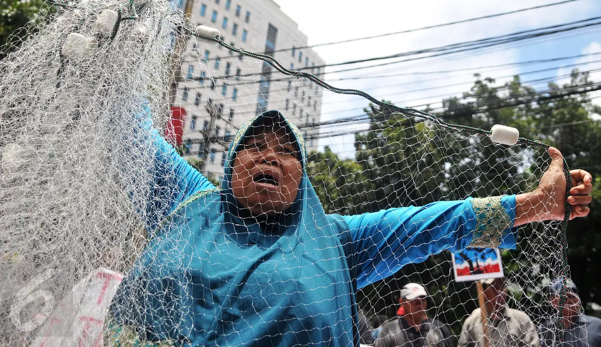 Nelayan perempuan saat mengelar demo menolak reklamasi teluk Jakarta di depan kantor DPRD DKI Jakarta, Selasa (1/3). Mereka menyampaikan kekhawatirannya terhadap reklamasi yang bisa menyulitkan mencari ikan. (Liputan6.com/Gempur M Surya)
