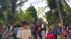 Warga saat menyaksikan peresmian Jembatan Asa di Desa Pintas Tuo, Kecamatan Muara Tabir, Jambi, (7/8). Jembatan itu sangat berarti bagi warga, karena menjadi penghubung akses antardesa yang selama ini terputus. (Liputan6.com/dok SCTV)