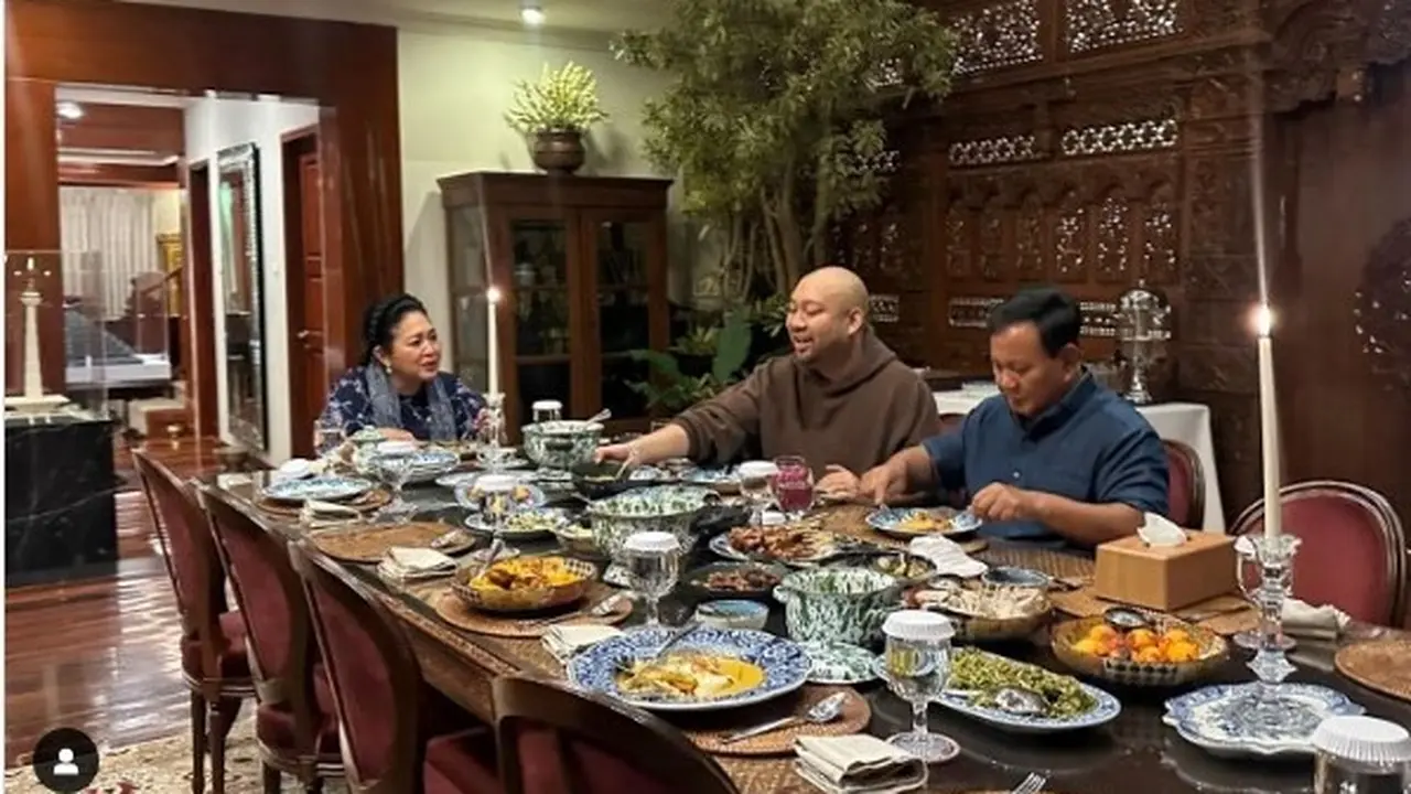 Prabwo Subianto bagikan momen makan malam bersama dengan anaknya, Didit Hediprasetyo dan mantan istri, Siti Hediati Haryadi. (Istimewa)