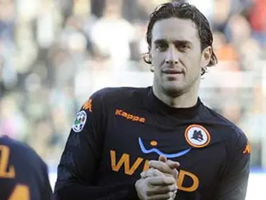 Striker AS Roma, Luca Toni (kanan) sebelum partai persahabatan melawan Cisco Roma di Flaminio Stadium, 2 Januari 2010. AFP PHOTO/Filippo MONTEFORTE 