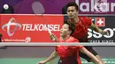 Ganda campuran Indonesia, Tontowi Ahmad/Liliyana Natsir mengembalikan kok ke arah Lee Chun Hei R/Chau Hoi Wah (Hong Kong) di perempat final Bulutangkis Asian Games 2018 di Istora Kompleks GBK, Jakarta, Sabtu (25/8). (Liputan6.com/Helmi Fithriansyah)