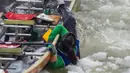 Seorang anggota Cuisina tim hang terjatuh saat mengikuti balapan kano di Karnaval Musim Dingin Quebec di Kota Quebec, Kanada, (5/2). (The Canadian Press / Francis Vachon)