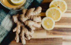 Jahe, obat alami untuk meredakan sakit perut. (dok. Unsplash.com/Kelly Sikkema)