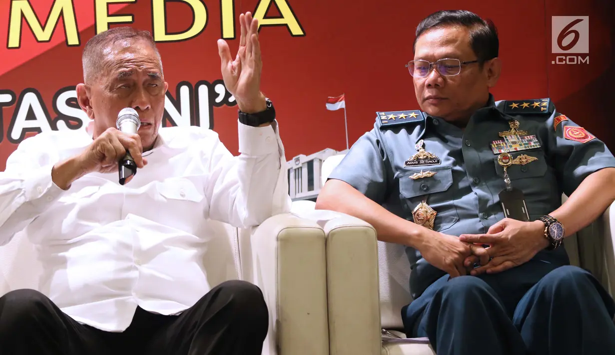 Menteri Pertahanan, Ryamizard Ryacudu (kiri) didampingi Sekjen Kemhan, Laksamana Madya TNI Agus Setiadji saat memberi keterangan di Jakarta, Senin (15/4). Keterangan terkait sejumlah isu strategis jelang Pemilu 2019 dan Netralitas TNI. (Liputan6.com/Helmi Fithriansyah)
