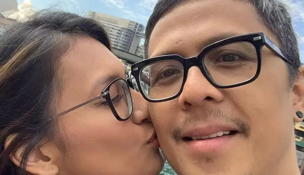 Masih dalam putusan tersebut, pada April 2009 diketahui finalis pada pemilihan GADIS Sampul tahun 2003 itu berselingkuh dengan teman kuliahnya. Tidak berhenti disitu, pada tahun 2015 kembali terjadi perselingkuhan. [dok. Instagram]