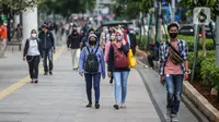 Suasana jam pulang kerja di jalur pedestrian kawasan Sudirman, Jakarta, Senin (22/6/2020). Pemprov DKI Jakarta mulai menerapkan perubahan sif kerja dengan waktu jeda tiga jam, yaitu pukul 07.00-16.00 pada sif pertama dan pukul 10.00-19.00 pada sif kedua. (Liputan6.com/Faizal Fanani)
