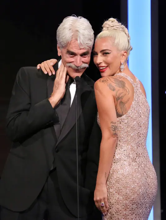 Lady Gaga dan Sam Elliot berbicara di atas panggung selama acara American Cinematheque Award ke-32 untuk menghormati Bradley Cooper di Beverly Hills, California, AS (29/11). (AP Photo/Willy Sanjuan)