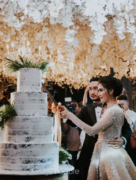 Selanjutnya, pasangan pengantin baru ini juga melakukan sesi potong kue saat resepsi. Kue pengantin yang bersusun cantik ini membuat pesta pernikahan Nanas dan Jeje semakin terlihat romantis. (Instagram/cafeduchocolatcorp)