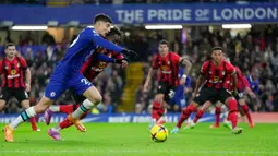 Pemain Chelsea Kai Havertz (depan) berduel memperebutkan bola dengan pemain Bournemouth Jordan Zemura pada pertandingan sepak bola Liga Inggris di Stadion Stamford Bridge, London, Inggris, 27 Desember 2022. Chelsea mengalahkan Bournemouth dengan skor 2-0. (AP Photo/Kin Cheung)