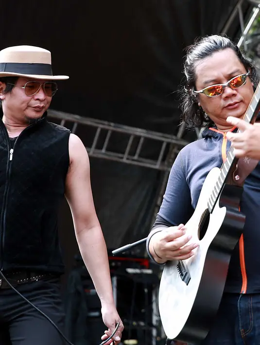 Lagu 'kau yang terindah' mengawali penampilan mereka, mereka tetap memberikan sapaan hangat kepada penonton yang ketika itu belum memadati venue. (Deki Prayoga/Bintang.com)