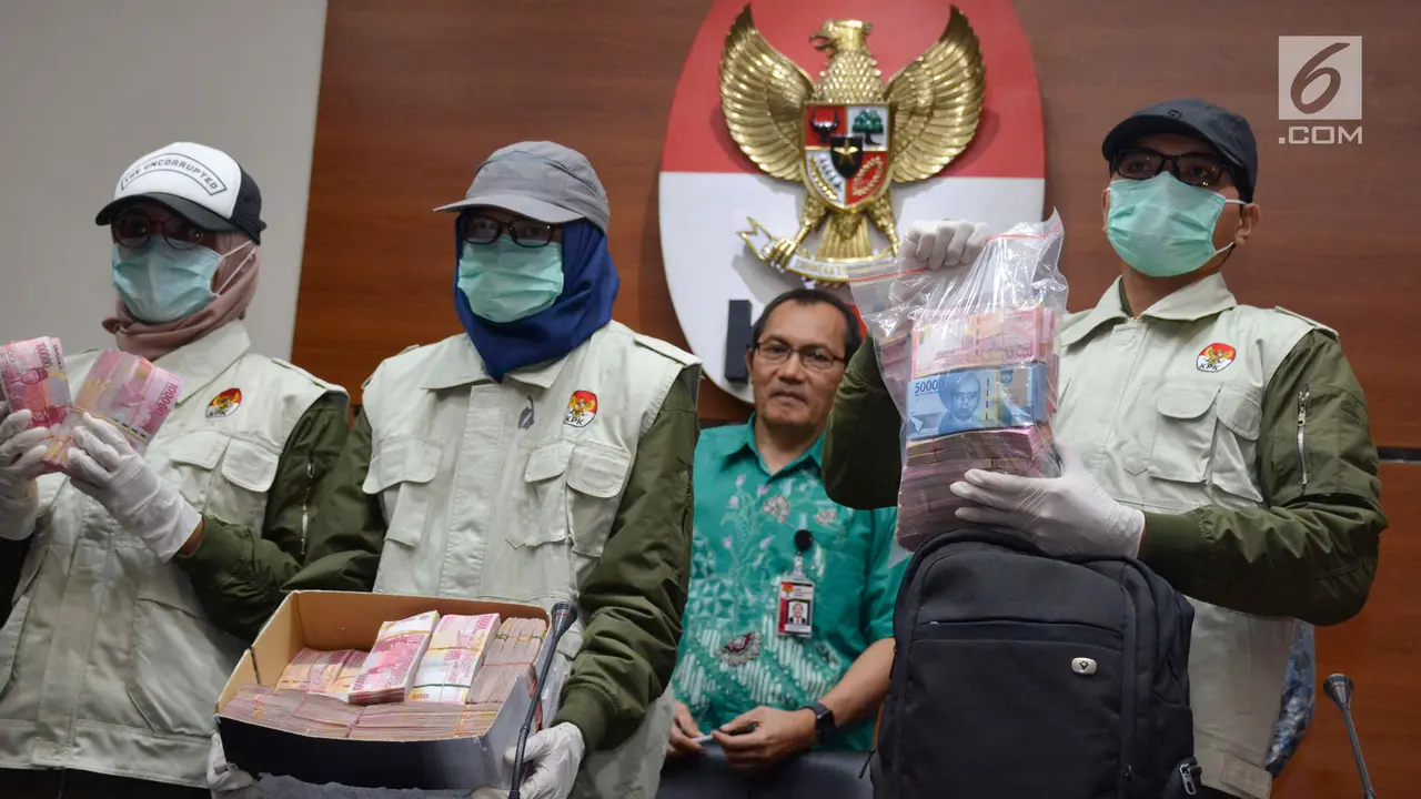 20170621-KPK Tunjukkan Barang Bukti OTT Gubernur Bengkulu-Afandi