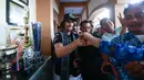 Pembalap Monster Energy Yamaha, Alex Rins, menyapa siswa dan guru di SMAN 2 Mataram, Nusa Tenggara Barat (NTB), Rabu (1/10/2025). (Bola.com/M Iqbal Ichsan)
