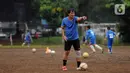 Mantan penyerang Timnas Indonesia, Ricky Yakobi saat melatih di salah satu lapangan di Jakarta. Ricky Yacobi adalah striker top pada periode pertengahan 1980-an hingga awal 90-an. (Liputan6.com/Helmi Fithriansyah)