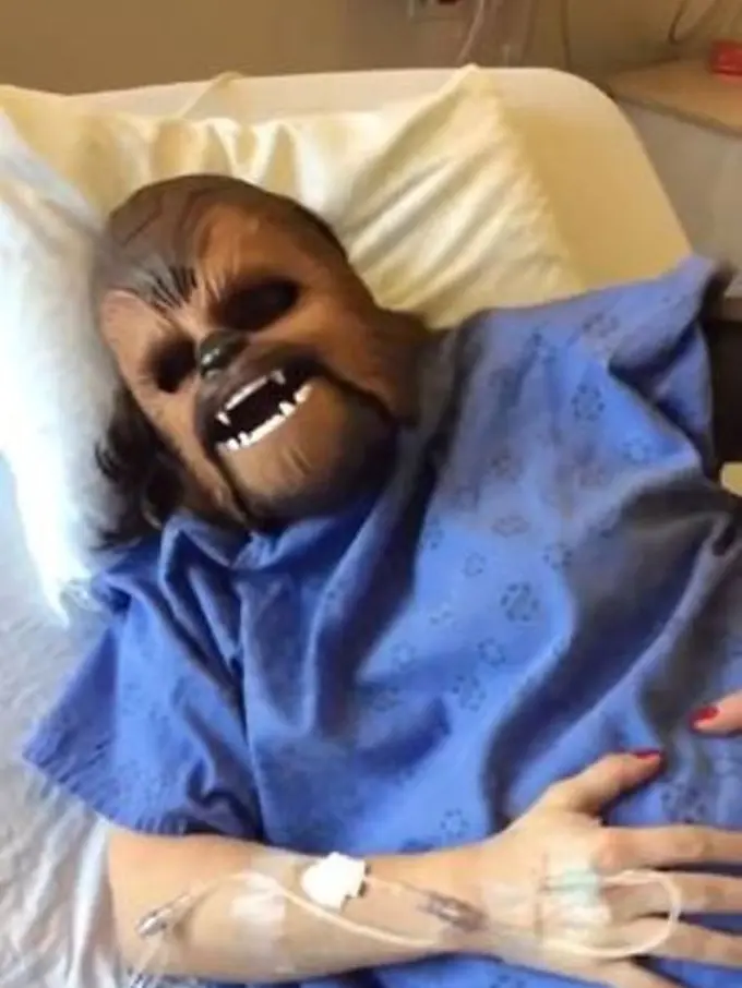 [Bintang] Pakai Topeng Gorila, Ibu Ini Bikin Momen Melahirkan Jadi Jenaka!