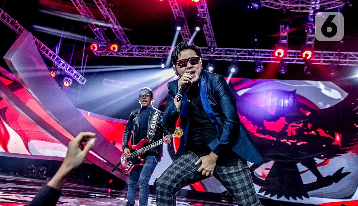 Richie Setiawan bersama grup band Five Minutes saat tampil di atas panggung Konser Luar Biasa  Indonesian Soccer Awards 2019 di Studio 6 Indosiar, Jakarta, Jumat (10/1/2020). Grup band Five Minutes mengejutkan penggemar dengan mendepak sang vokalis, Richie Setiawan setelah 15 tahun berkarier bersama. (Liputan6.com/Faizal Fanani)