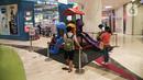 Pengunjung bermain dalam Mall Lotte Shopping Avenue, Jakarta, Rabu (21/7/2022). Dalam Surat Edaran Satgas Penanganan Covid-19 Nomor 21 Tahun 2022 tentang Ketentuan Pelaku Perjalanan Dalam Negeri, pemerintah mewajibkan vaksin booster sebagai syarat perjalanan seluruh jenis moda transportasi, mulai dari udara, laut, dan darat. (Liputan6.com/Faizal Fanani)