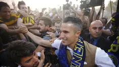 Penyerang Belanda, Robin Van Persie disambut pendukung Fenerbahce saat tiba di bandara Sabiha Gokcan, Istanbul, Turki, (12/7/2015). Kedatangan Van Persie untuk melakukan pembicaraan dengan klub asal Turki. (REUTERS/Osman Orsal)