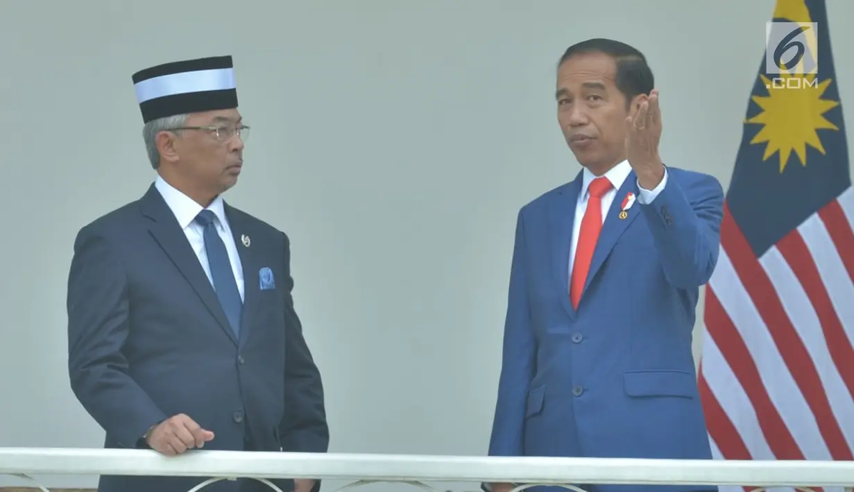 Presiden Joko Widodo berbincang dengan Raja Malaysia Yang Dipertuan Agong XVI Al-Sultan Abdullah di Istana Bogor Jawa Barat, Selasa (27/8/2019). Keduanya akan membahas empat poin untuk menguatkan hubungan antara Indonesia dan Malaysia. (Liputan6.com/Pool/Seskab:Abdurahman)
