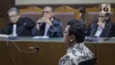 Terdakwa kasus suap jual beli jabatan di lingkungan Kemenag Romahurmuziy menjalani sidang vonis di Pengadilan Tipikor Jakarta, Senin (20/1/2020). Mantan Ketum PPP itu divonis pidana penjara selama dua tahun dan denda Rp100 juta subsider tiga bulan kurungan. (Liputan6.com/Faizal Fanani)