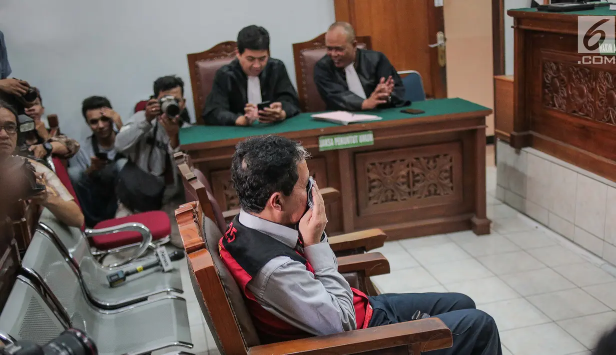 Terdakwa kasus dugaan penghilangan barang bukti pengaturan skor, Joko Driyono menjalani sidang putusan di PN Jakarta Selatan, Selasa (23/7/2019). Joko Driyono dinyatakan bersalah atas perkara pengrusakan barang bukti dengan vonis hukuman 1 tahun 6 bulan penjara. (Liputan6.com/Faizal Fanani)
