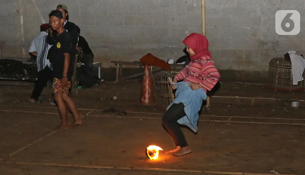 Seorang wanita saat bermain bola api di Kawasan Rempoa, Tangerang Selatan, Rabu (19/08/2020). Bermain Bola api tersebut dilakukan dalam rangka menyambut peringatan tahun baru Islam 1 Muharram 1442 H. (Liputan6.com/Herman Zakharia)